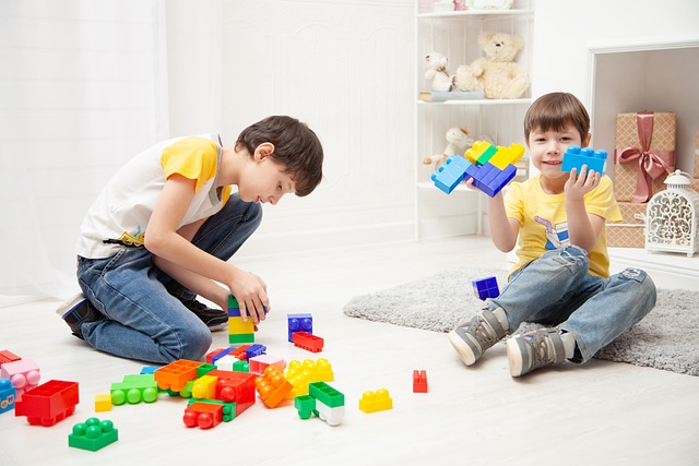 Stymulowanie rozwinięcia umiejętności manualnych u niemowląt – Zabawy paluszkowe i manipulacyjne
